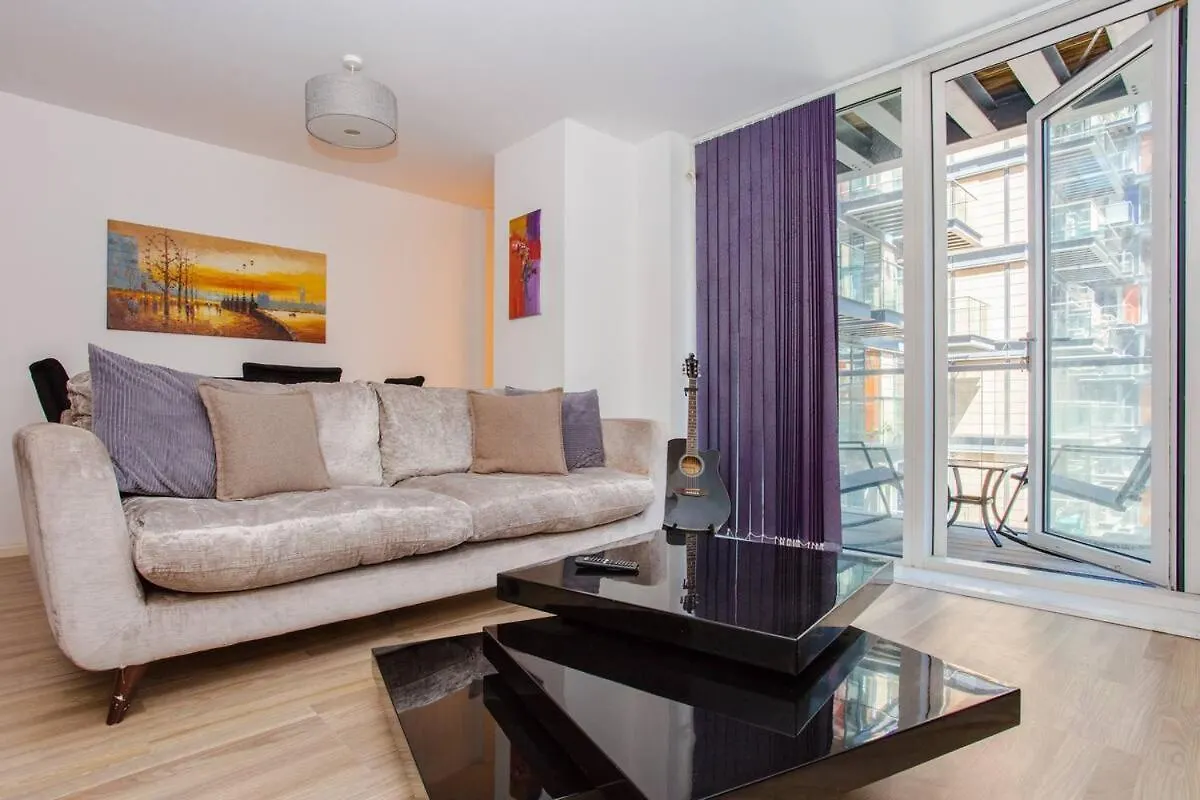 1 Bed In Canary Wharf With Vibrant City Views Londres 0*,