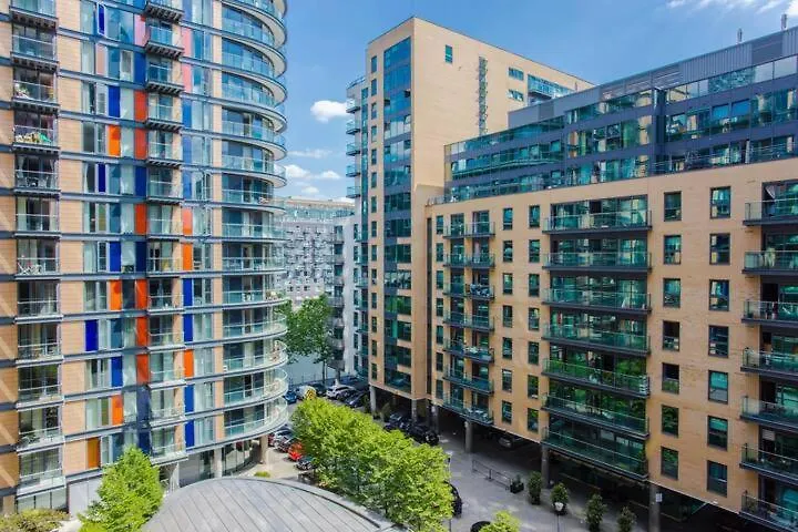 1 Bed In Canary Wharf With Vibrant City Views Londres